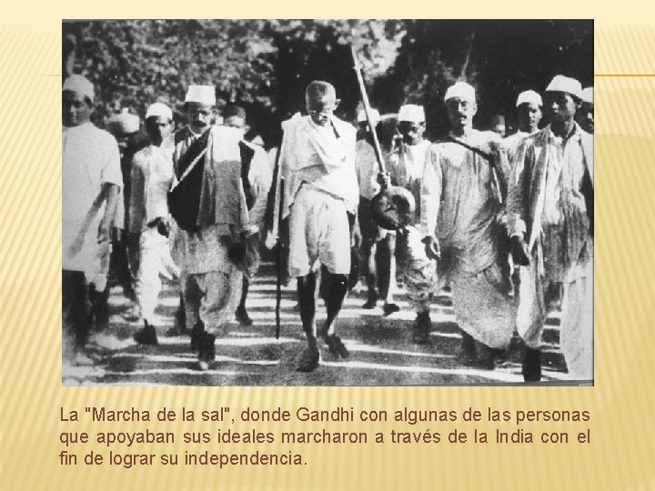 La "Marcha de la sal", donde Gandhi con algunas de las personas que apoyaban