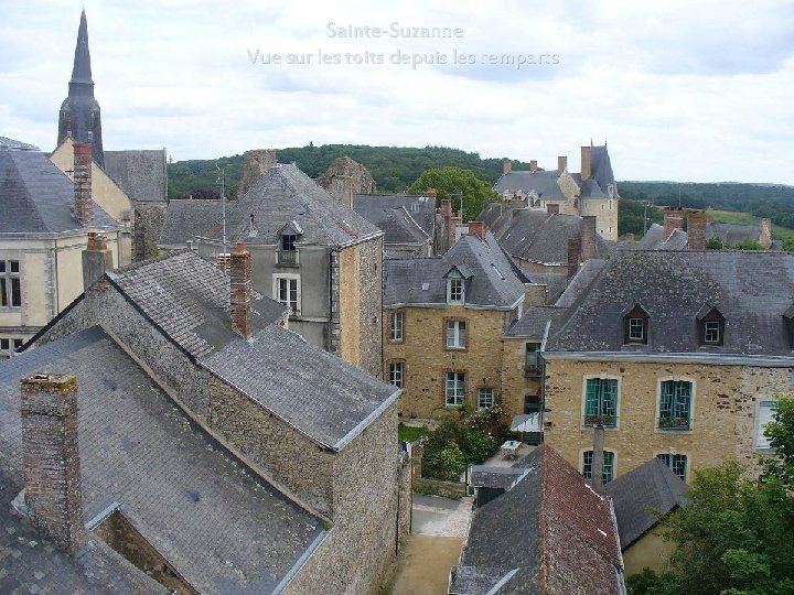 Sainte-Suzanne Vue sur les toits depuis les remparts 