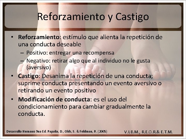 Reforzamiento y Castigo • Reforzamiento: estímulo que alienta la repetición de una conducta deseable