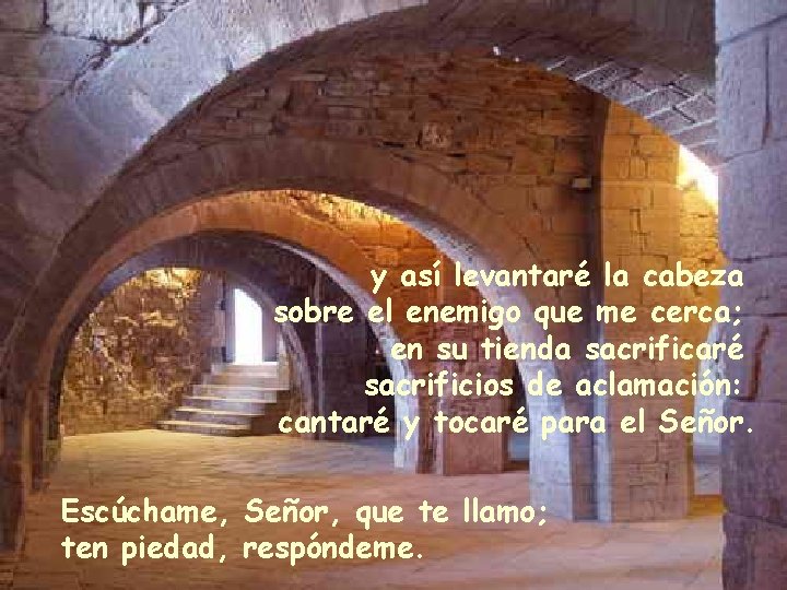 y así levantaré la cabeza sobre el enemigo que me cerca; en su tienda