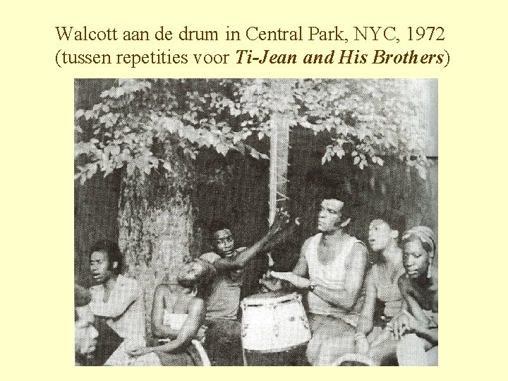 Walcott aan de drum in Central Park, NYC, 1972 (tussen repetities voor Ti-Jean and