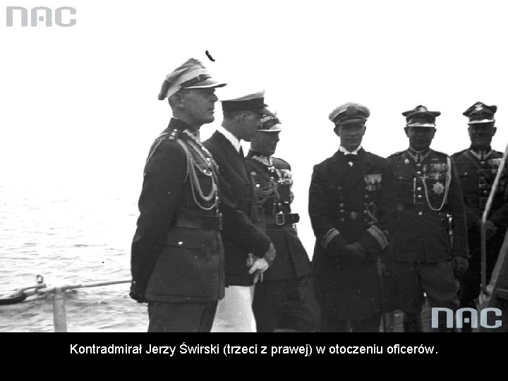 Kontradmirał Jerzy Świrski (trzeci z prawej) w otoczeniu oficerów. 