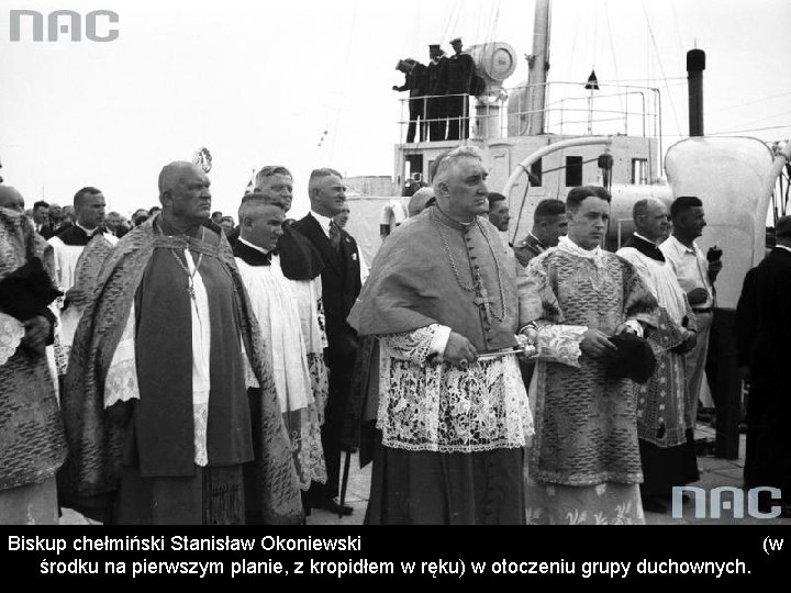 Biskup chełmiński Stanisław Okoniewski (w środku na pierwszym planie, z kropidłem w ręku) w