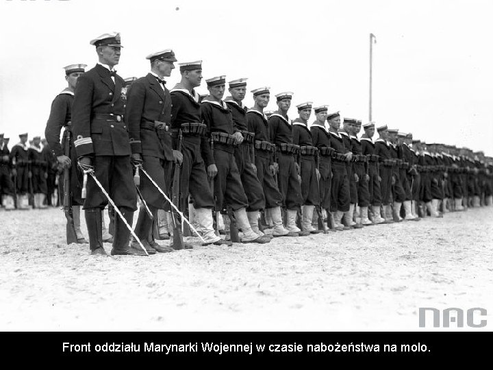 Front oddziału Marynarki Wojennej w czasie nabożeństwa na molo. 