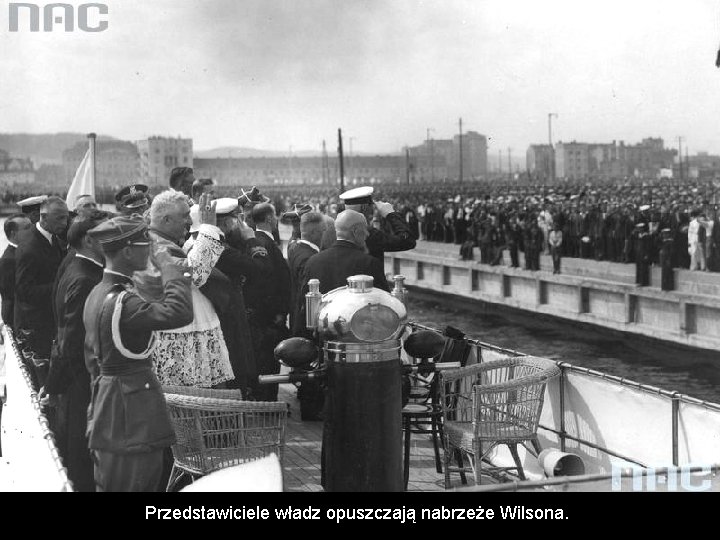 Przedstawiciele władz opuszczają nabrzeże Wilsona. Przedstawiciele władz opuszczają nabrzeże Wilsona.