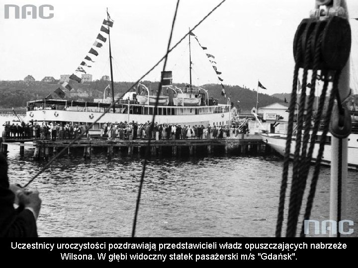 Uczestnicy uroczystości pozdrawiają przedstawicieli władz opuszczających nabrzeże Wilsona. W głębi widoczny statek pasażerski m/s Uczestnicy uroczystości pozdrawiają przedstawicieli władz opuszczających nabrzeże Wilsona. W głębi widoczny statek pasażerski m/s
