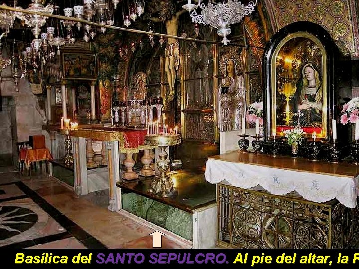 Basílica del SANTO SEPULCRO. Al pie del altar, la R 