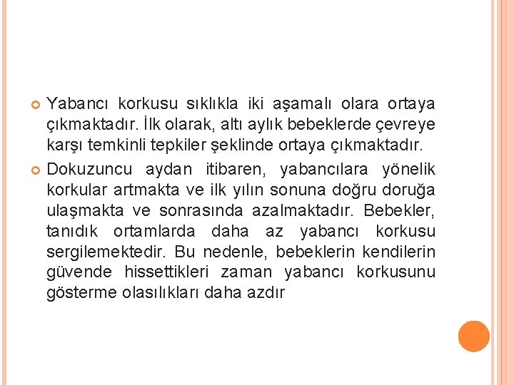 Yabancı korkusu sıklıkla iki aşamalı olara ortaya çıkmaktadır. İlk olarak, altı aylık bebeklerde çevreye