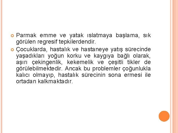 Parmak emme ve yatak ıslatmaya başlama, sık görülen regresif tepkilerdendir. Çocuklarda, hastalık ve hastaneye