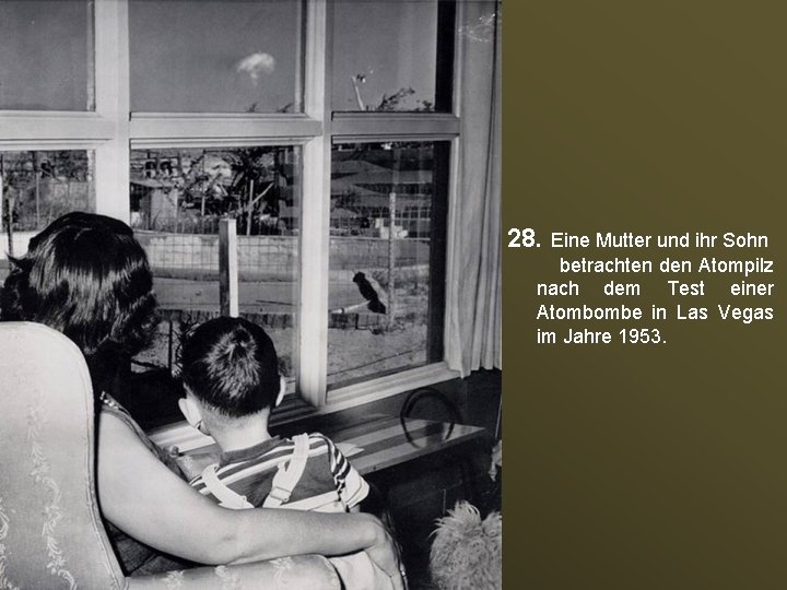 28. Eine Mutter und ihr Sohn betrachten den Atompilz nach dem Test einer Atombombe