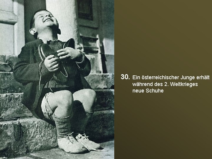 30. Ein österreichischer Junge erhält während des 2. Weltkrieges neue Schuhe 