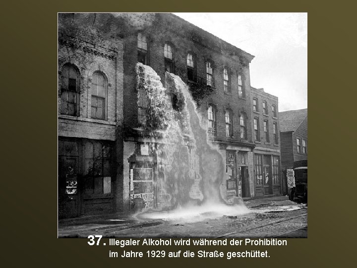 37. Illegaler Alkohol wird während der Prohibition im Jahre 1929 auf die Straße geschüttet.