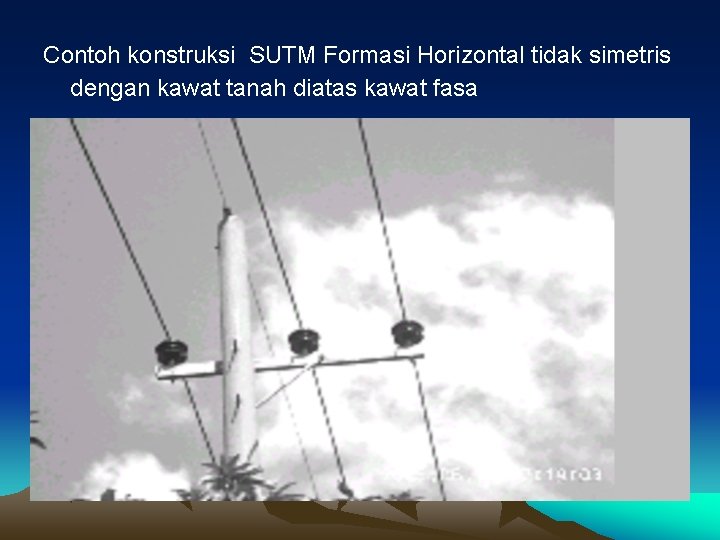 Contoh konstruksi SUTM Formasi Horizontal tidak simetris dengan kawat tanah diatas kawat fasa 