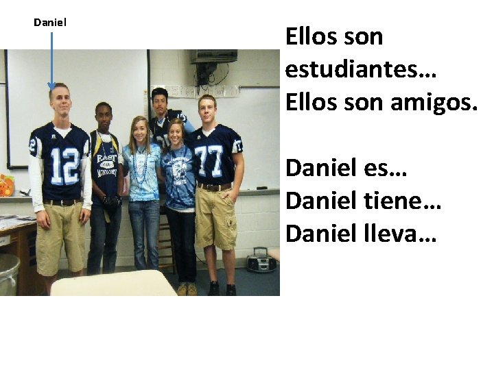 Daniel Ellos son estudiantes… Ellos son amigos. Daniel es… Daniel tiene… Daniel lleva… 