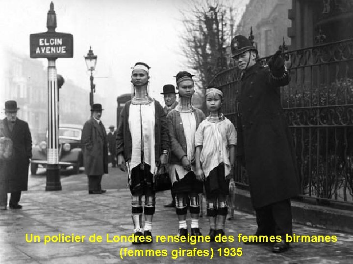 Un policier de Londres renseigne des femmes birmanes . (femmes girafes) 1935 