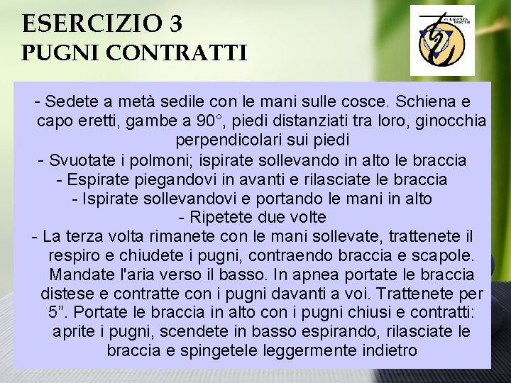 ESERCIZIO 3 PUGNI CONTRATTI - Sedete a metà sedile con le mani sulle cosce.