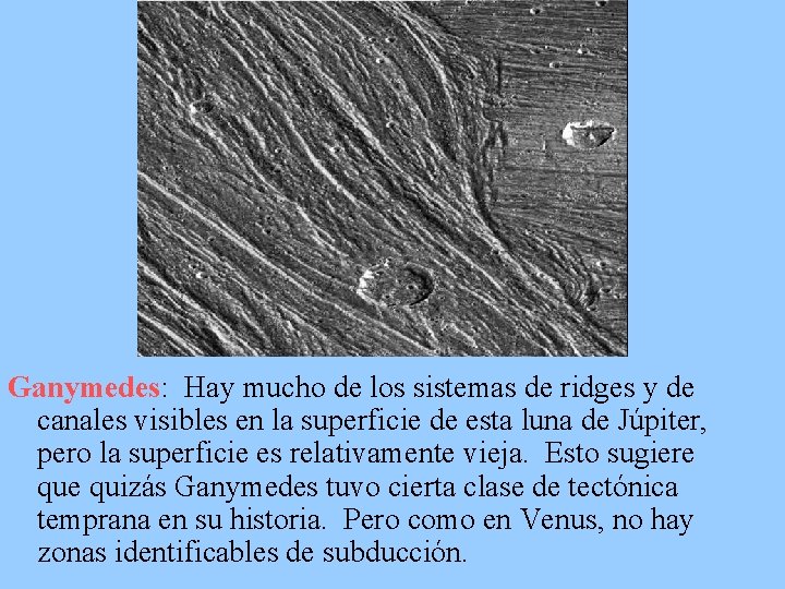 Ganymedes: Hay mucho de los sistemas de ridges y de canales visibles en la