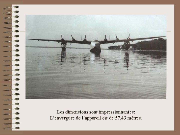 Les dimensions sont impressionnantes: L’envergure de l’appareil est de 57, 43 mètres. 