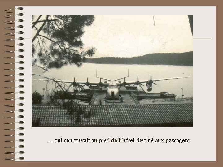 … qui se trouvait au pied de l’hôtel destiné aux passagers. 