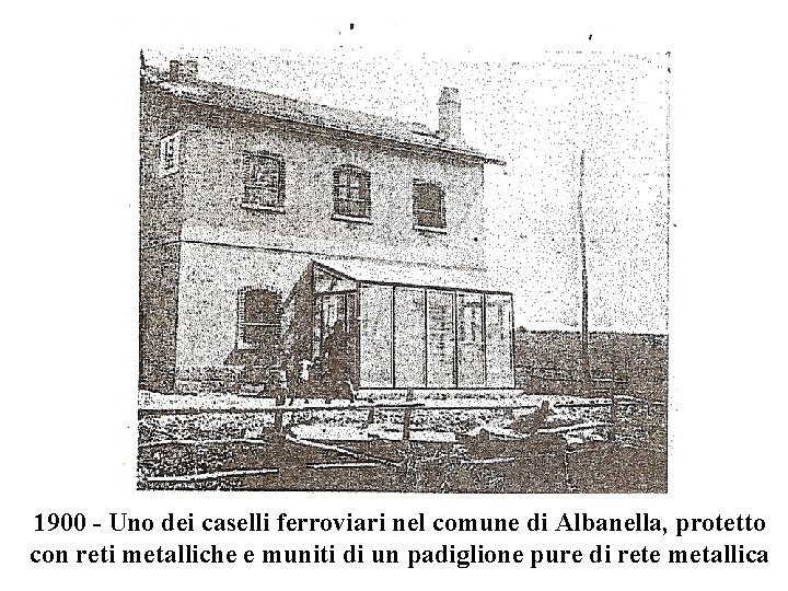 1900 - Uno dei caselli ferroviari nel comune di Albanella, protetto con reti metalliche