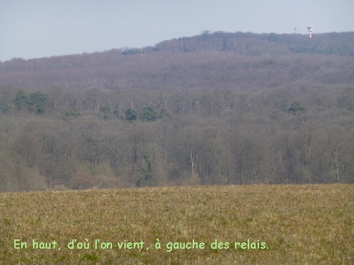 En haut, d’où l’on vient, à gauche des relais. 