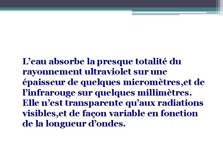 L’eau absorbe la presque totalité du rayonnement ultraviolet sur une épaisseur de quelques micromètres,