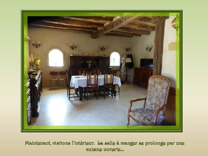 Maintenant, visitons l’intérieur. La salle à manger se prolonge par une cuisine ouverte… 