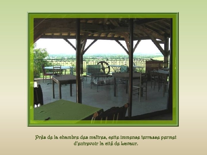 Près de la chambre des maîtres, cette immense terrasse permet d’entrevoir la cité de