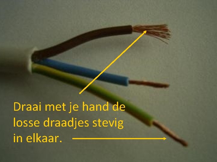 Draai met je hand de losse draadjes stevig in elkaar. 