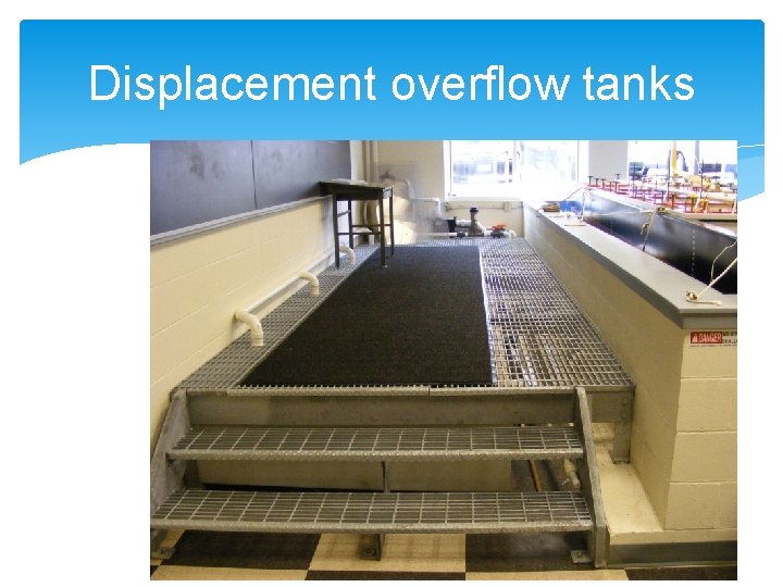 Displacement overflow tanks 