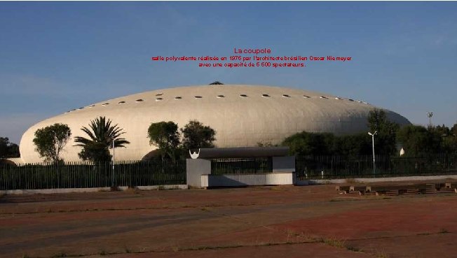 La coupole salle polyvalente réalisée en 1975 par l'architecte brésilien Oscar Niemeyer avec une