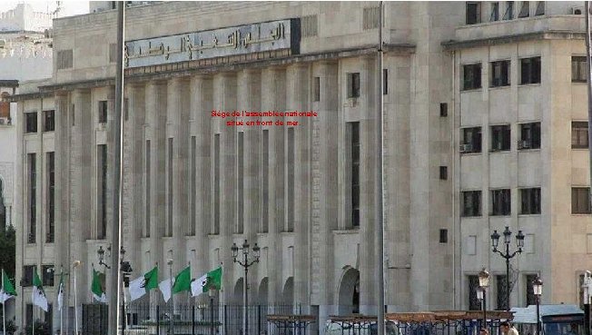 Siège de l’assemblée nationale situé en front de mer. 