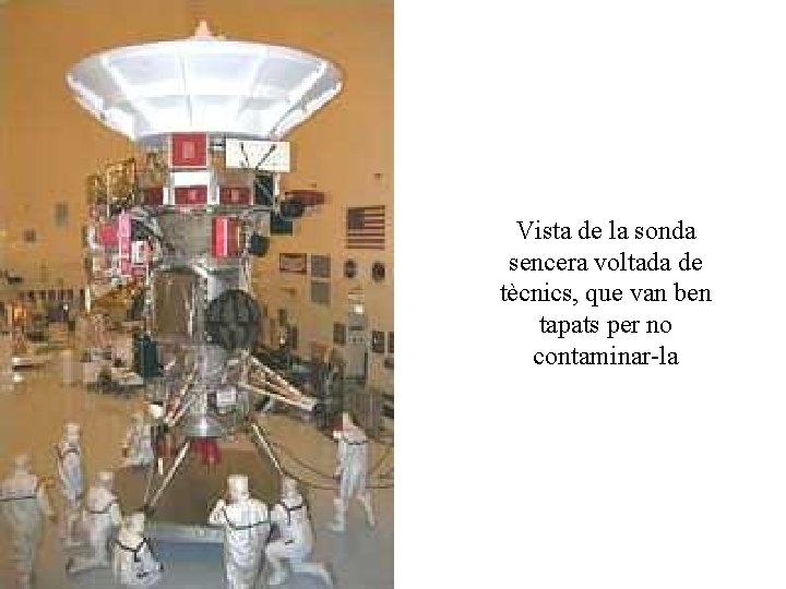 Vista de la sonda sencera voltada de tècnics, que van ben tapats per no