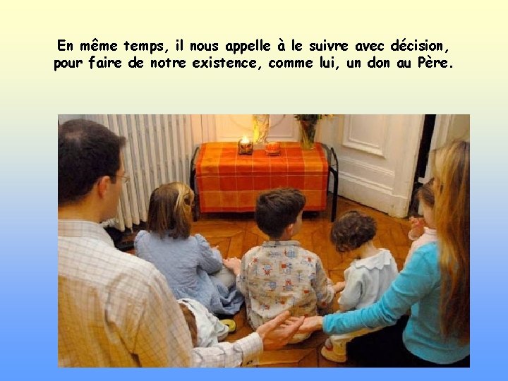 En même temps, il nous appelle à le suivre avec décision, pour faire de