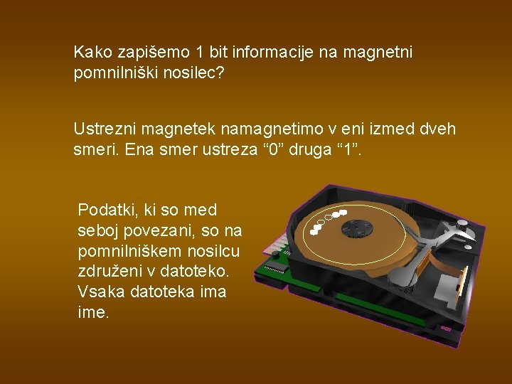 Kako zapišemo 1 bit informacije na magnetni pomnilniški nosilec? Ustrezni magnetek namagnetimo v eni Kako zapišemo 1 bit informacije na magnetni pomnilniški nosilec? Ustrezni magnetek namagnetimo v eni