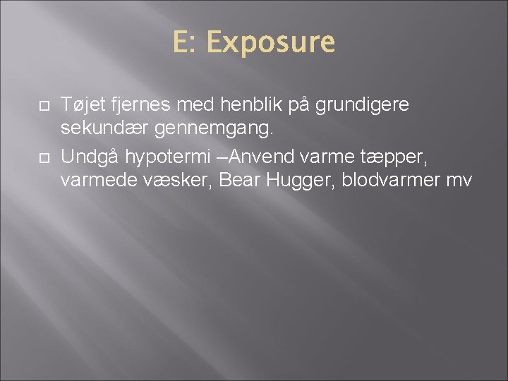 Tøjet fjernes med henblik på grundigere sekundær gennemgang. Undgå hypotermi –Anvend varme tæpper, Tøjet fjernes med henblik på grundigere sekundær gennemgang. Undgå hypotermi –Anvend varme tæpper,