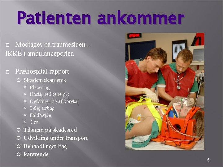 Patienten ankommer Modtages på traumestuen – IKKE i ambulanceporten Præhospital rapport Skademekanisme Placering Hastighed Patienten ankommer Modtages på traumestuen – IKKE i ambulanceporten Præhospital rapport Skademekanisme Placering Hastighed