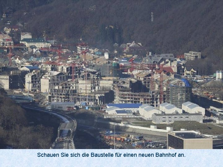 Schauen Sie sich die Baustelle für einen neuen Bahnhof an. 