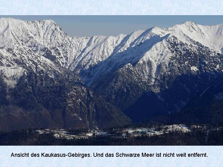 Ansicht des Kaukasus-Gebirges. Und das Schwarze Meer ist nicht weit entfernt. 
