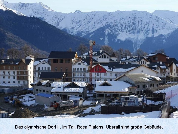 Das olympische Dorf II. im Tal, Rosa Platons. Überall sind große Gebäude. 