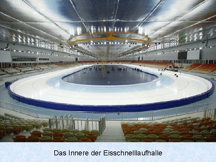 Das Innere der Eisschnelllaufhalle 