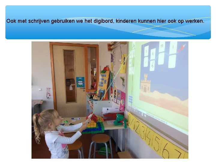 Ook met schrijven gebruiken we het digibord, kinderen kunnen hier ook op werken. 