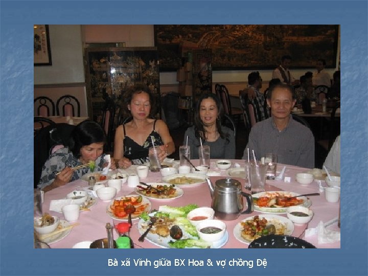 Bà xã Vĩnh giữa BX Hoa & vợ chồng Đệ 
