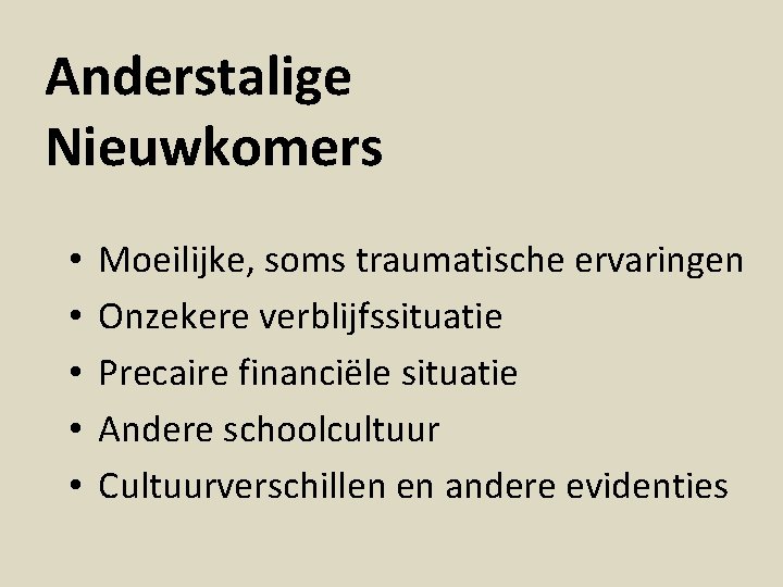 Anderstalige Nieuwkomers • • • Moeilijke, soms traumatische ervaringen Onzekere verblijfssituatie Precaire financiële situatie