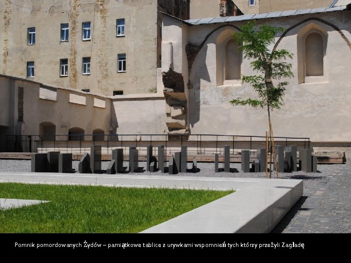 Pomnik pomordowanych Żydów – pamiątkowe tablice z urywkami wspomnień tych którzy przeżyli Zagładę 