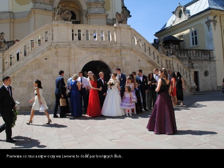 Pierwsze co rzuca się w oczy we Lwowie to ilość par biorących ślub. 