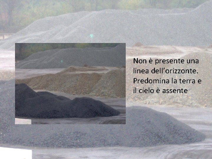 Non è presente una linea dell’orizzonte. Predomina la terra e il cielo è assente Non è presente una linea dell’orizzonte. Predomina la terra e il cielo è assente