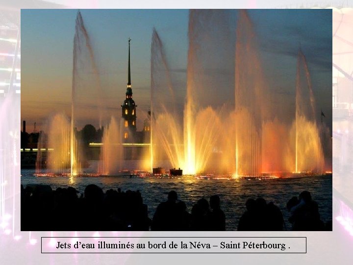 Jets d’eau illuminés au bord de la Néva – Saint Péterbourg. Jets d’eau illuminés au bord de la Néva – Saint Péterbourg.