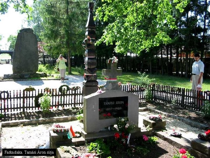 Farkaslaka. Tamási Áron sírja 