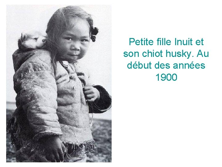 Petite fille Inuit et son chiot husky. Au début des années 1900 